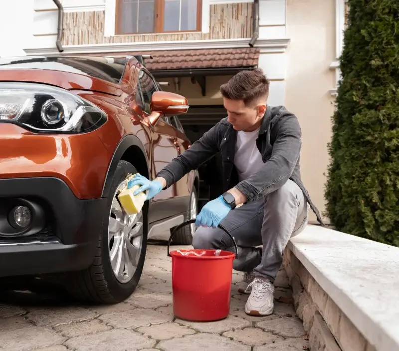 Lavage auto à domicile Soulages-Bonneval : professionnel intervenant sur un véhicule